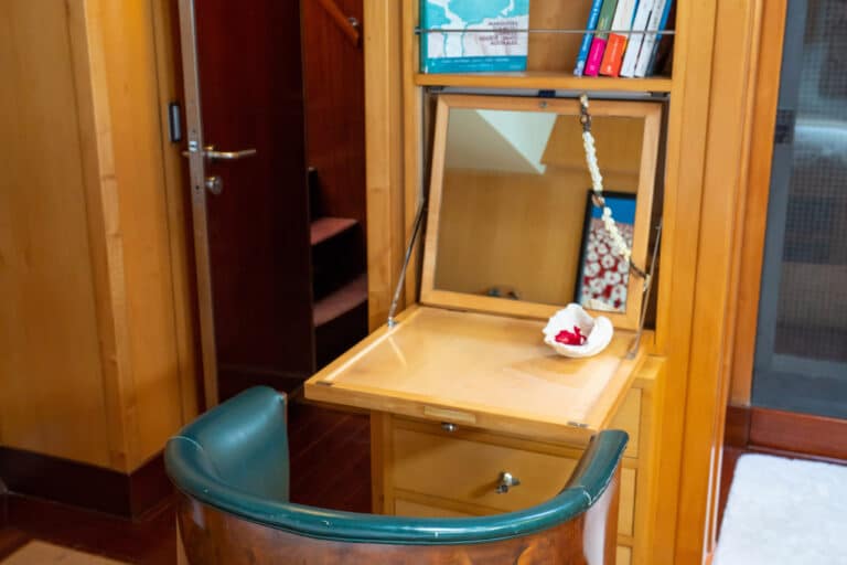 Super yacht DOUCE FRANCE - Master cabin make-up table