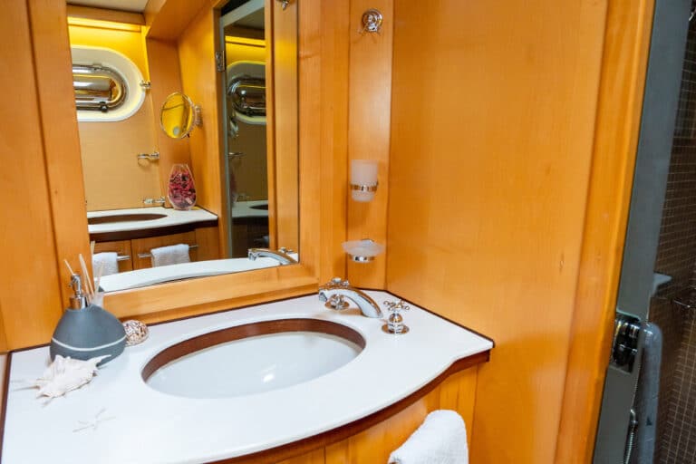 Super yacht DOUCE FRANCE - Master cabin ensuite bathroom