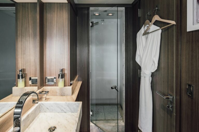 Yacht Bagheera - ensuite bathroom with shower