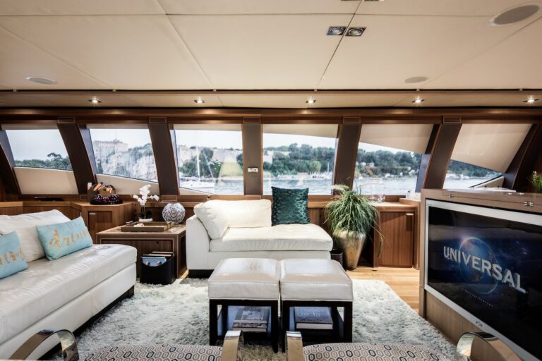 Yacht Bagheera - inviting saloon