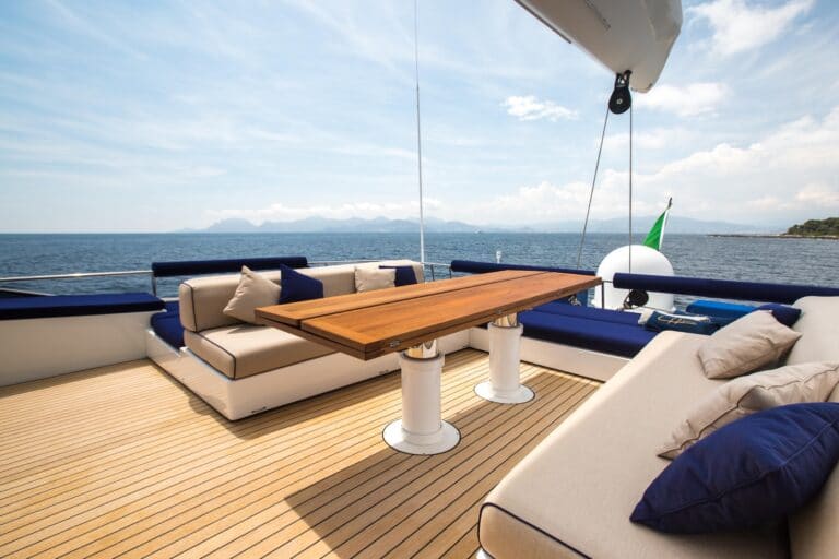Luxury Catamaran HUTIANE flybridge