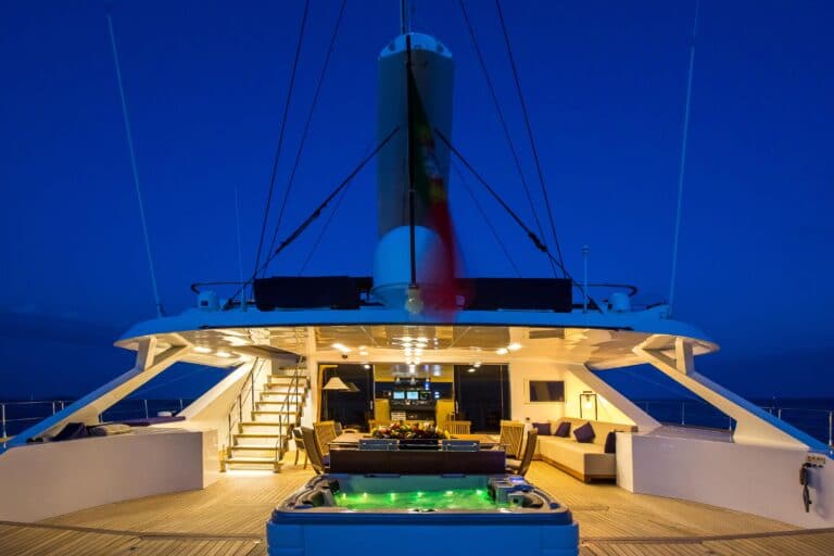 Luxury Catamaran HUTIANE Jacuzzi