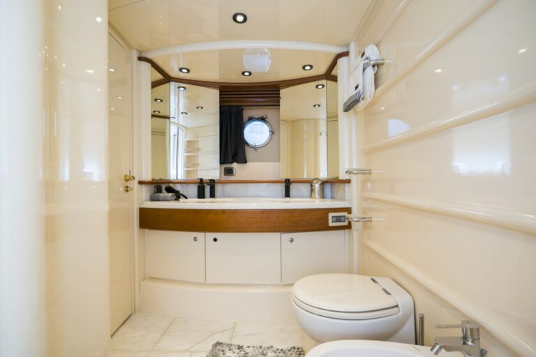 Luxury Motor Yacht MEDUSA Master cabin En Suite