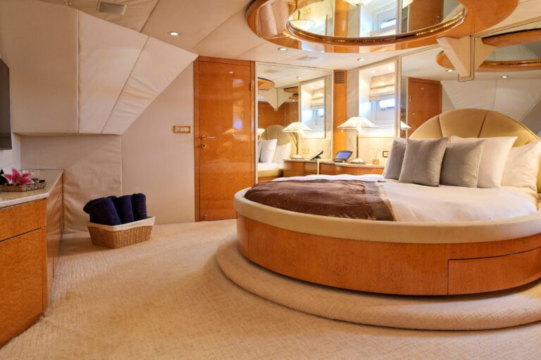 Luxury Motor Yacht MOONRAKER master suite