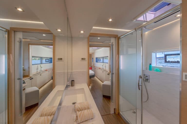 Luxury Catamaran NUMBER ONE - Master Cabin En Suite