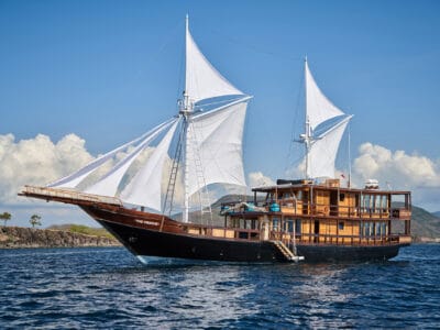 Luxury Phinishi Yacht ORACLE sailing