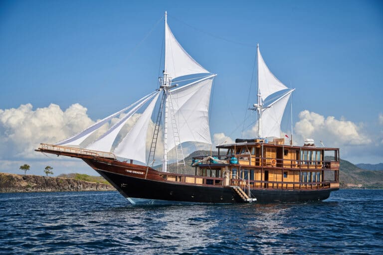 Luxury Phinishi Yacht ORACLE sailing