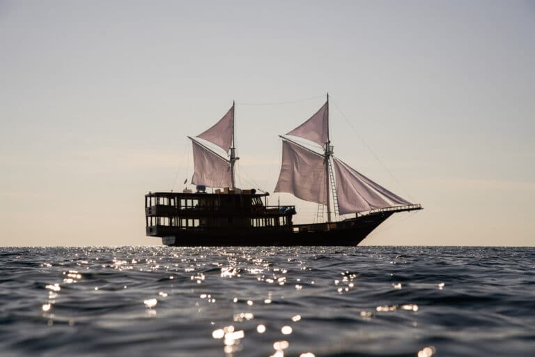 Luxury Phinishi Yacht ORACLE silhouet