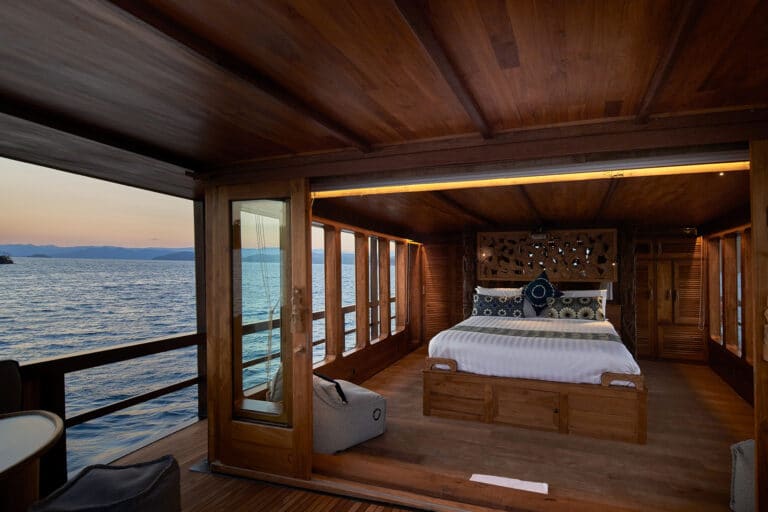 Luxury Phinishi Yacht ORACLE Master Cabin Entrance