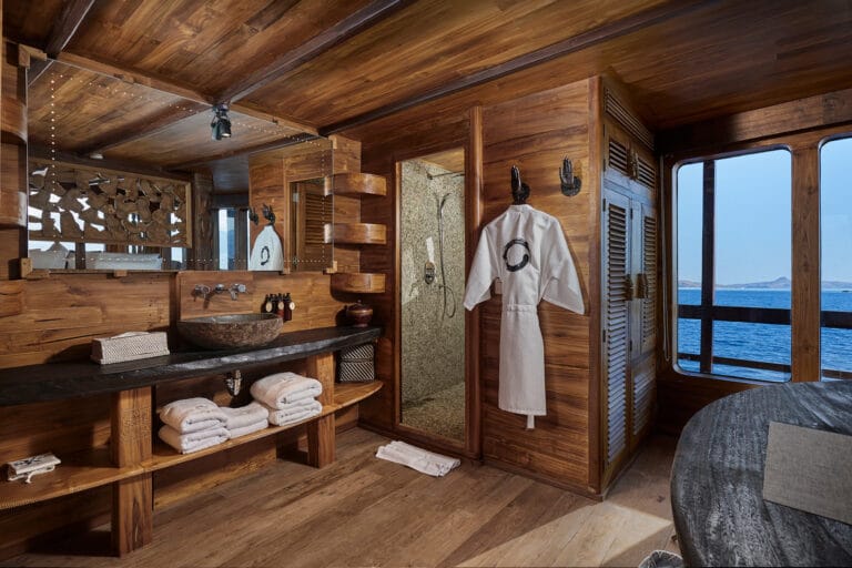 Luxury Phinishi Yacht ORACLE Master Cabin En Suite