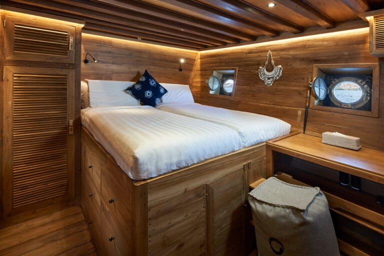 Luxury Phinishi Yacht ORACLE Queen Cabin