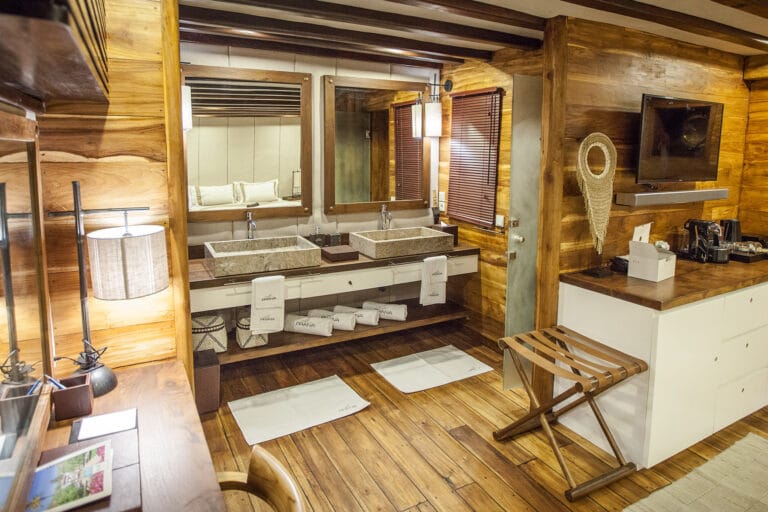 Luxurious Phinisi yacht PRANA - bathroom