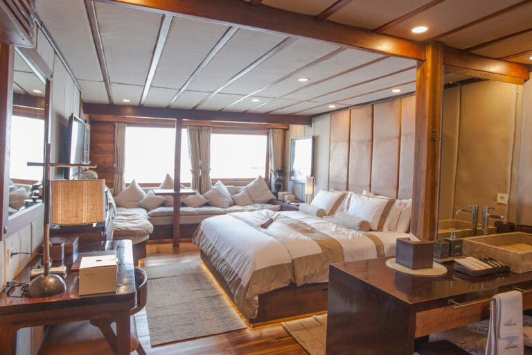 Luxurious Phinisi yacht PRANA - Master Cabin