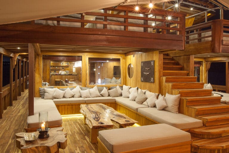 Luxurious Phinisi yacht PRANA - Saloon