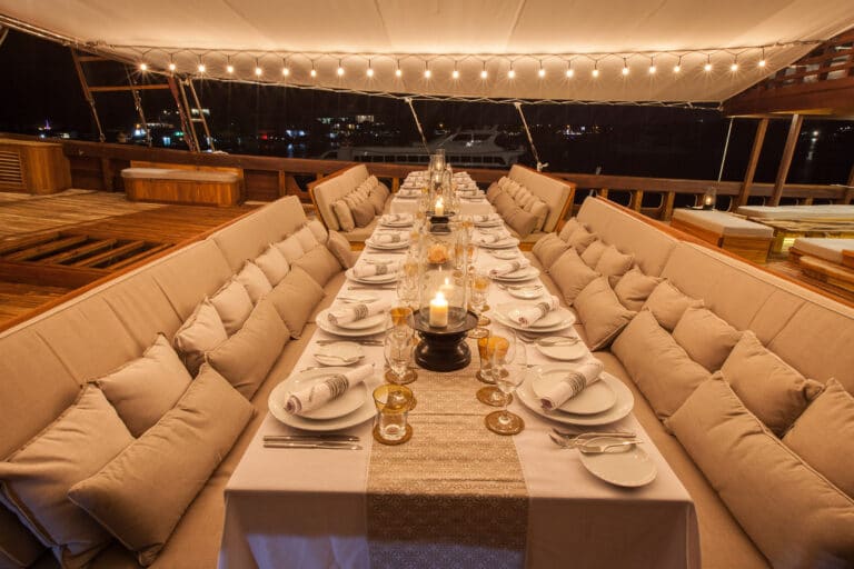 Luxurious Phinisi yacht PRANA - Dining