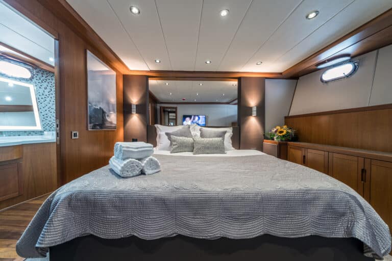 Luxury Motor Yacht SAN LIMI master suite