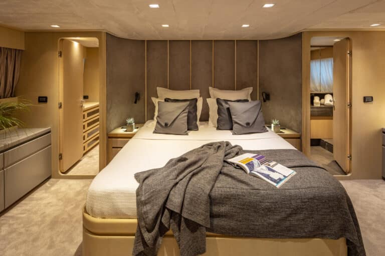 Luxury Motor Yacht SUMMER FUN master suite