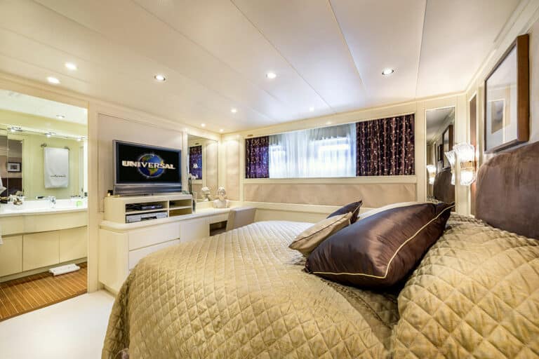 Luxury Motor Yacht SUPERFUN Cabin