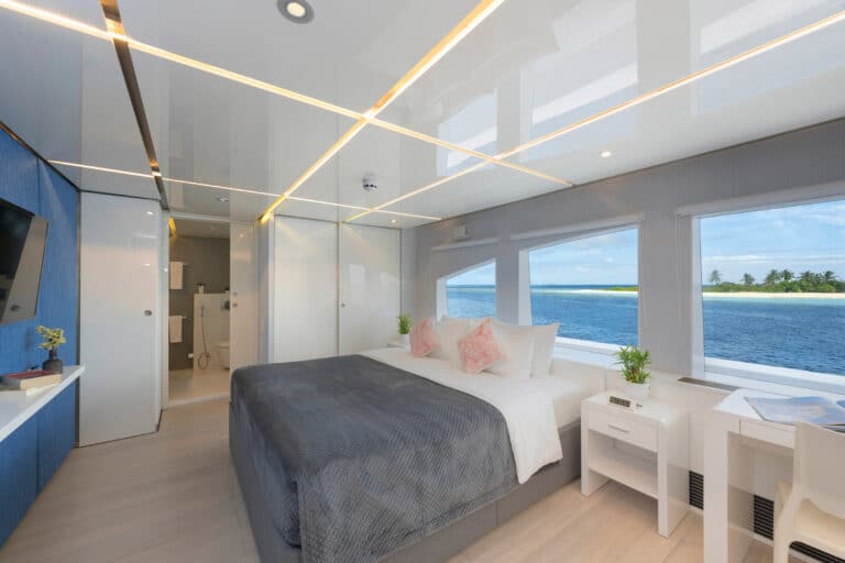 Luxury Motor Yacht SEAREX master Suite