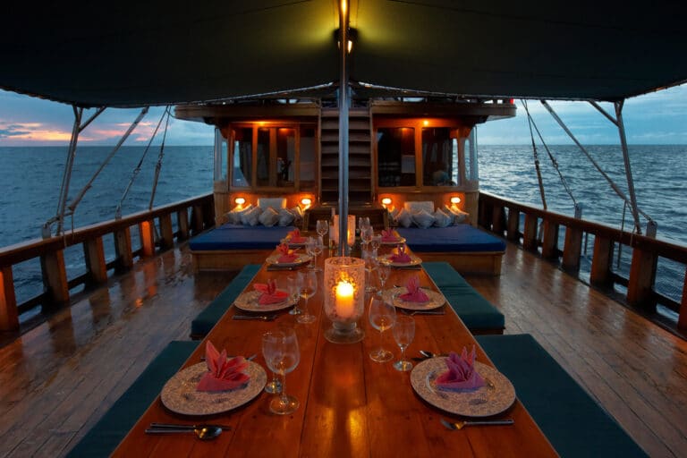 Luxury Phinisi Yacht TIGER BLUE al fresco dining