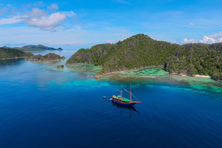 Luxury Phinisi Yacht TIGER BLUE paradise