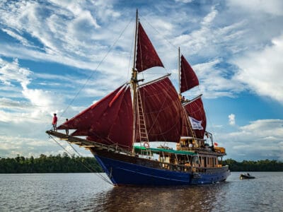 Luxury Phinisi Yacht TIGER BLUE front