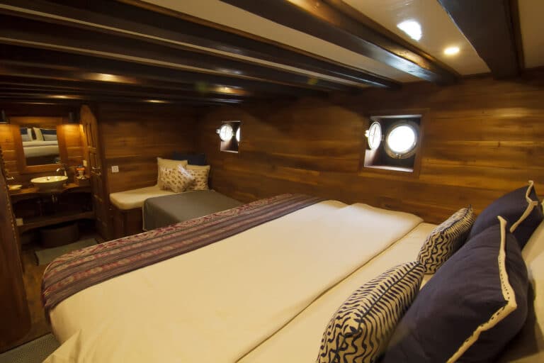 Luxury Phinisi Yacht TIGER BLUE master suite