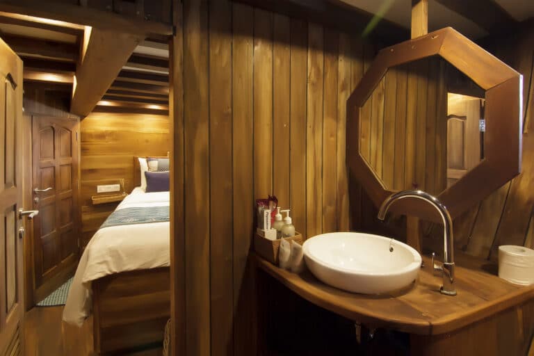 Luxury Phinisi Yacht TIGER BLUE en suite bathroom