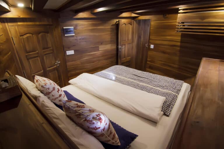 Luxury Phinisi Yacht TIGER BLUE master cabin