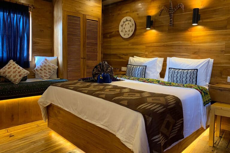 Luxury Phinisi Yacht TIGER BLUE Bedroom