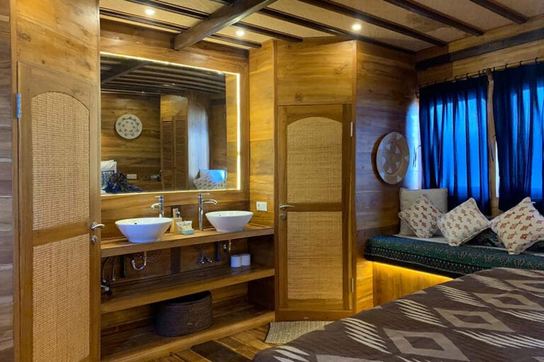 Luxury Phinisi Yacht TIGER BLUE Bathroom