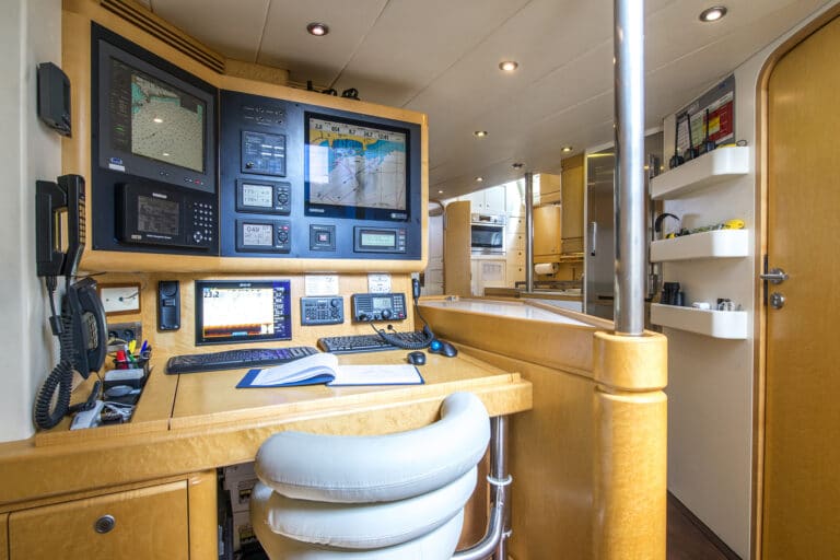 Sailing Yacht LADY 8 - Charts table