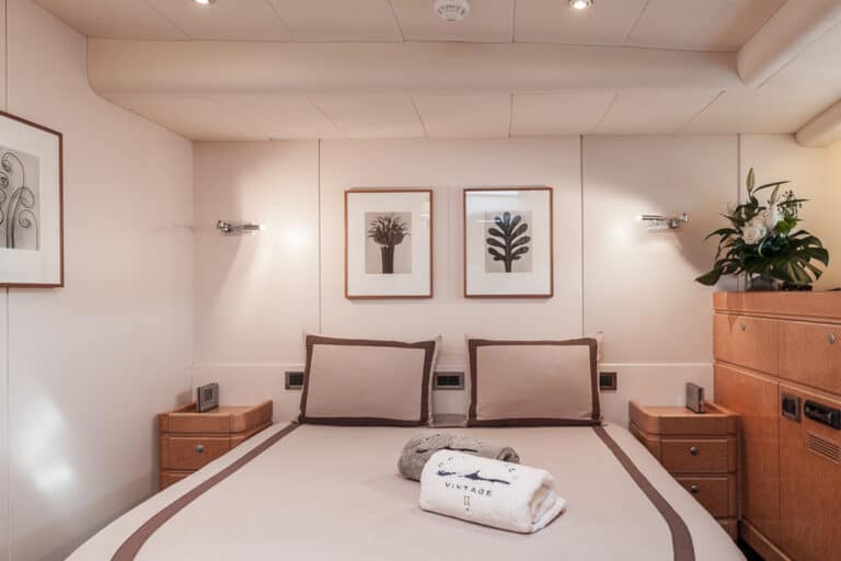 Sailing Yacht GRAND BLEU VINTAGE - master bedroom