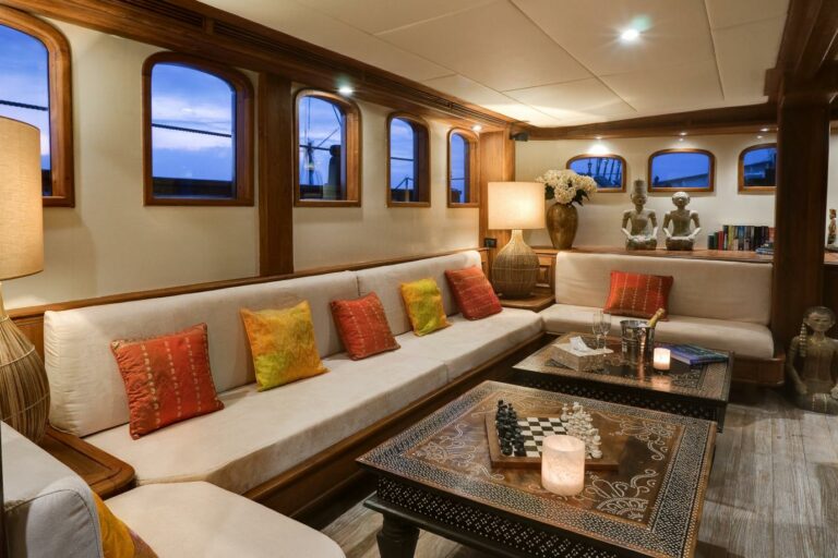 Lounge area MUTIARA LAUT charter condition