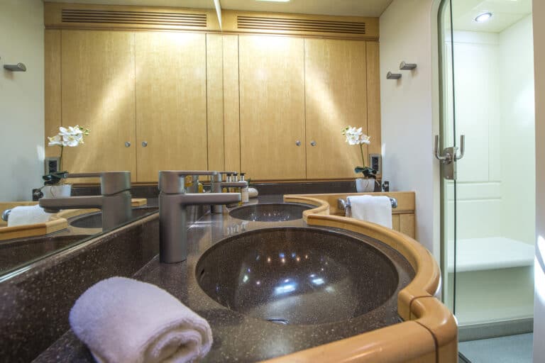 Luxury Yacht LADY 8 - Master bathroom