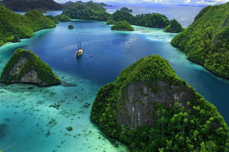 MUTIARA LAUT in Raja Ampat Indonesia charter and diving