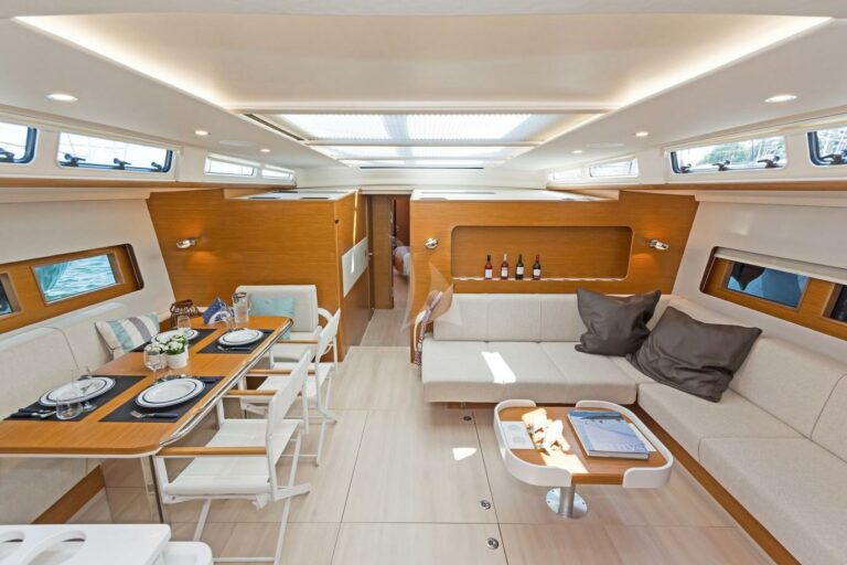 Luxury Sailing Yacht NADAMAS Saloon