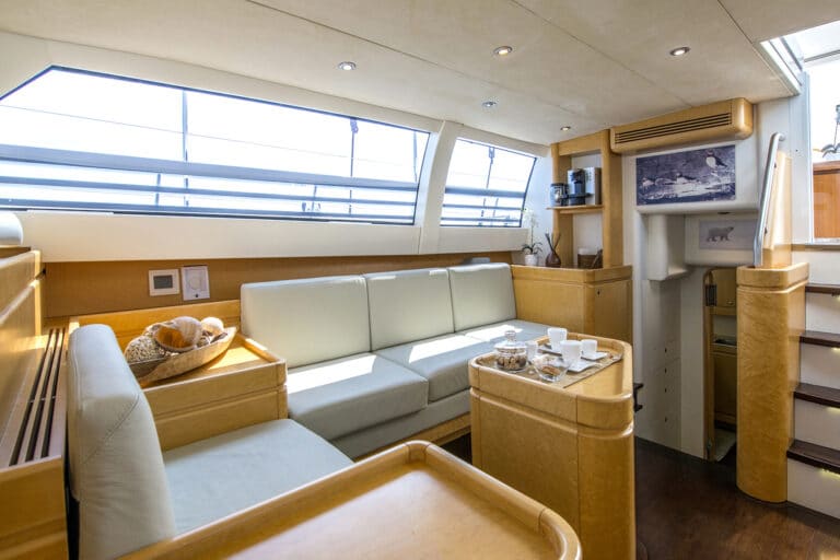 Luxury Yacht LADY 8 - Salon starboard seats
