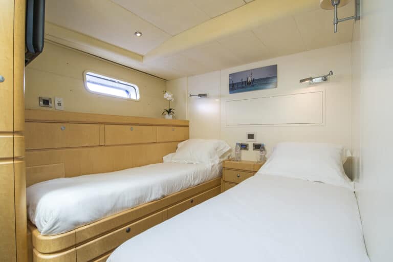 Luxury Yacht LADY 8 - Twin Cabin