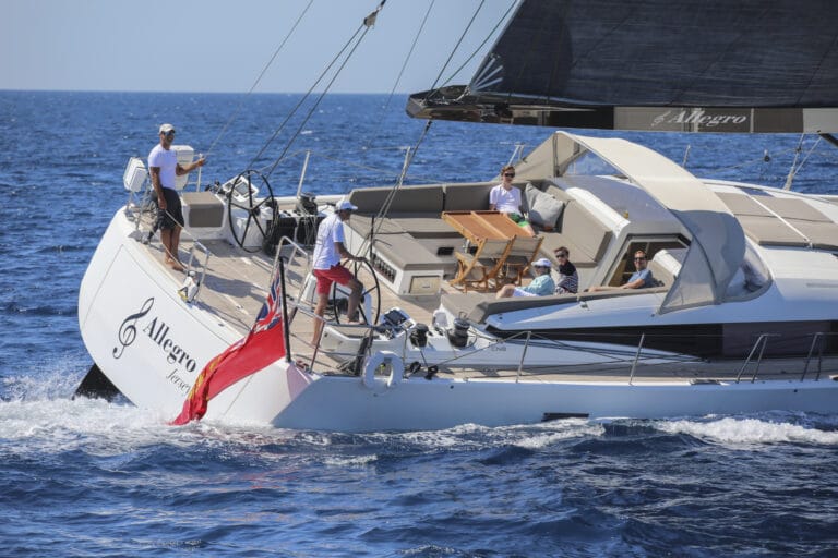 Luxury Yacht Allegro - Sailing