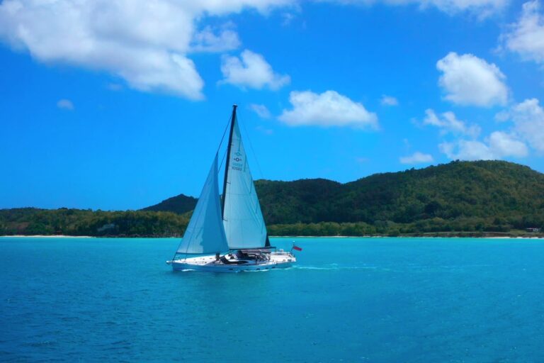 Champagne Hippy Luxury Sailing Yacht - Sailing