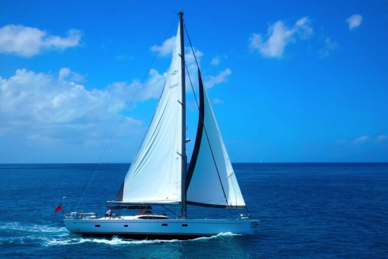 Champagne Hippy Luxury Sailing Yacht - Sailing 3