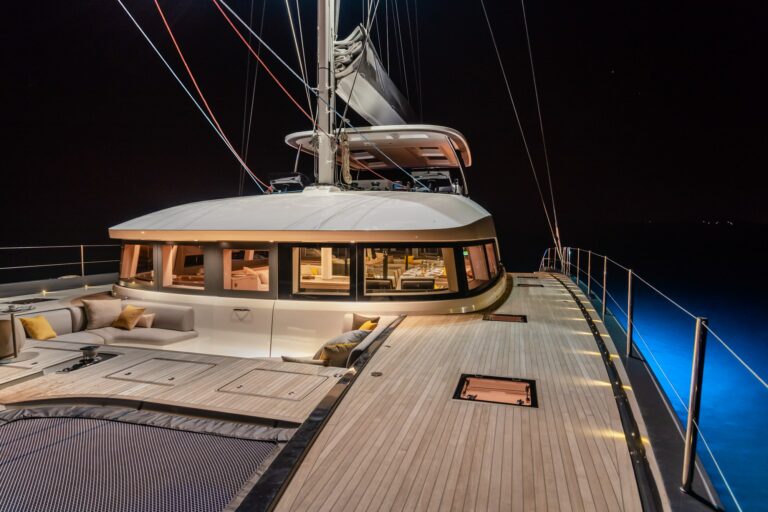 Luxury Catamaran Early bird - Front Deck