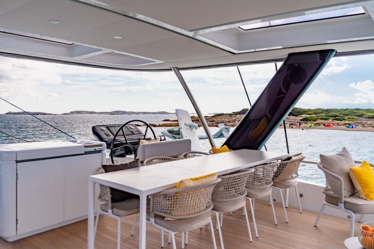 Luxury Catamaran Early bird - Cockpit