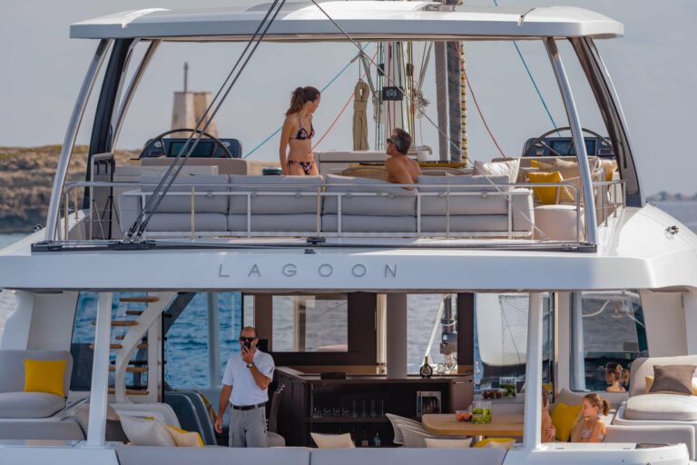 Luxury Catamaran Early bird - Guests enjoying