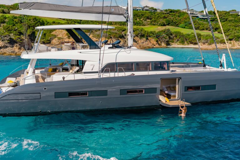 Luxury Catamaran Early bird - At anchor