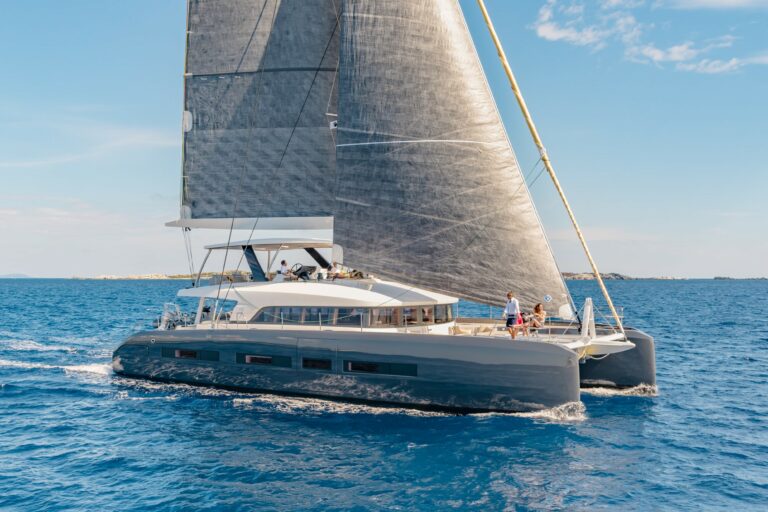 Luxury Catamaran Early bird - Sailing