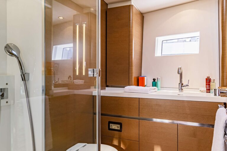 Spark - Luxury Sailing yacht - En Suite Bathroom