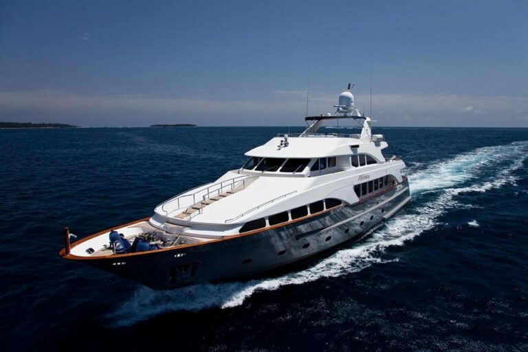 Sea Century Benetti classic 115 yacht cruising