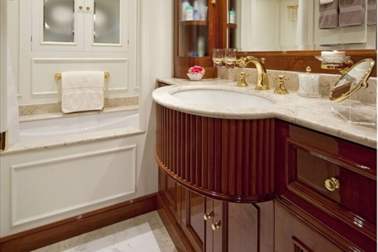 Sea Century Benetti classic 115 yacht guest bathroom